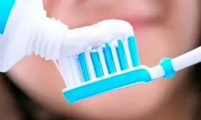 عوارض استفاده از خمیر دندان‌های سفید کننده