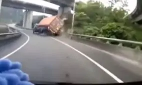 ویدئو/سقوط کامیون از روی پل