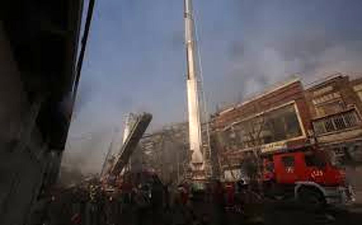 نجات ۶۰ نفر در حادثه آتش سوزی سوپرمارکت درتهران