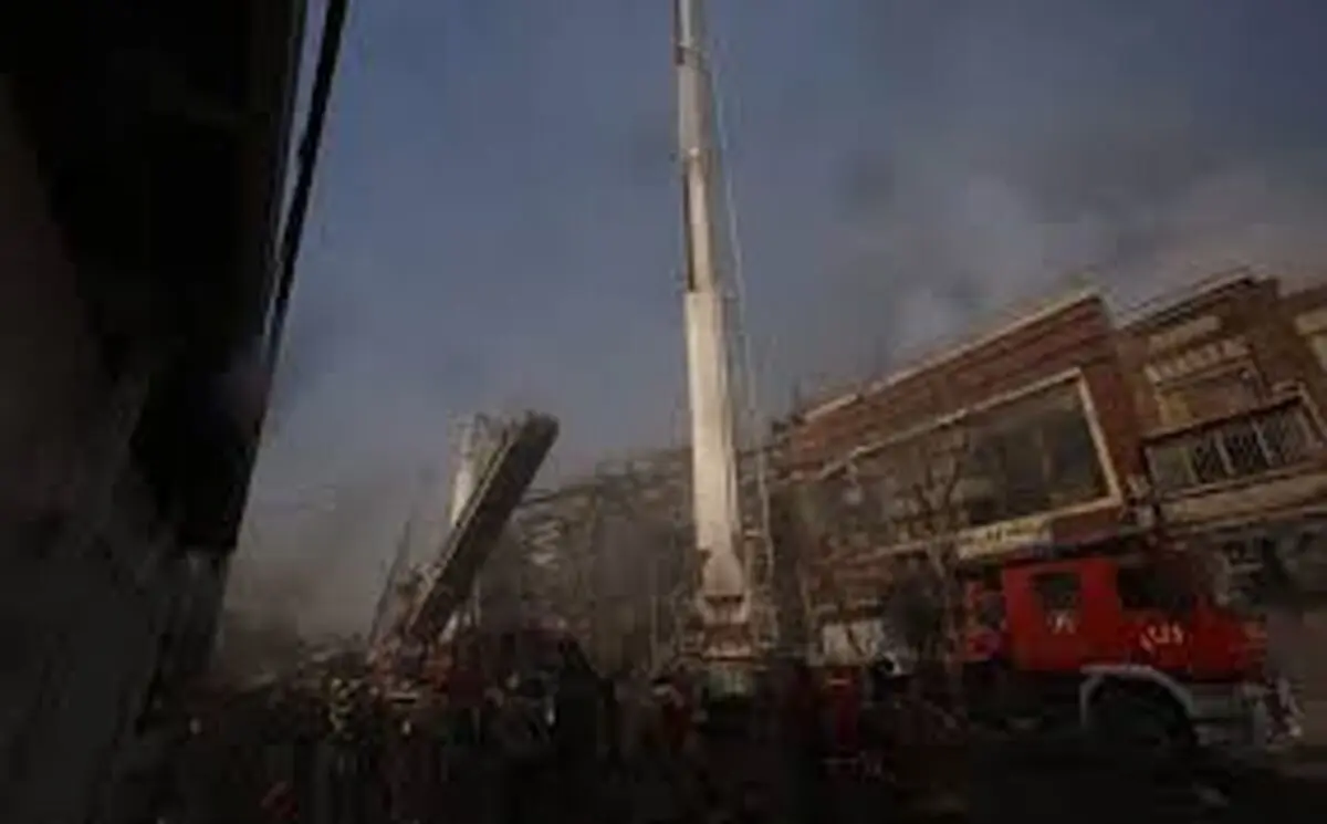 نجات ۶۰ نفر در حادثه آتش سوزی سوپرمارکت درتهران