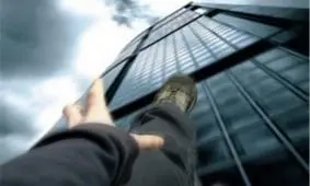 سقوط مرگبار زن جوان از کوه به علت گرفتن عکس سلفی + عکس