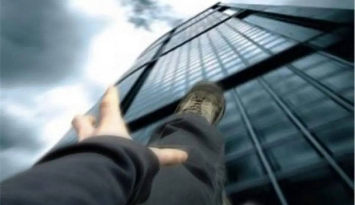 سقوط مرگبار زن جوان از کوه به علت گرفتن عکس سلفی + عکس