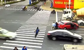 تصادف عابر پیاده با خودرو و لحظه دلخراش کشیده شدن عابر +فیلم