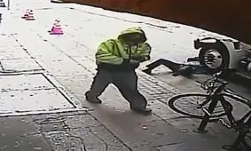 اقدام احمقانه مرد کارتن خواب در خیابان + فیلم