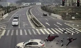 تصادف هولناک و دلخراش خودرو با موتور سوار+ فیلم