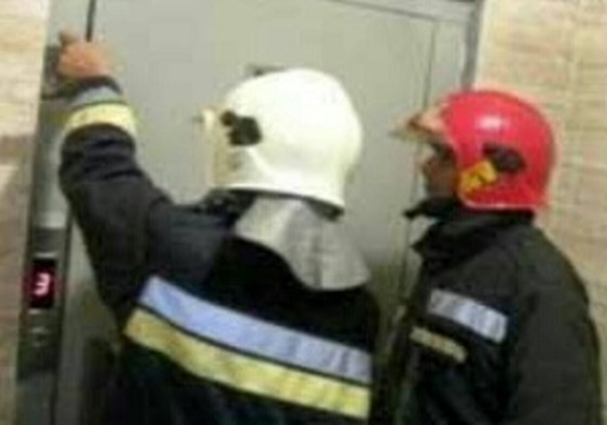 نجات دو شهروند قزوینی گرفتار در کابین آسانسور