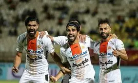 صعود قاتل استقلال به مرحله نیمه نهایی/ شاگردان دایی در آبادان جشن صعود گرفتند