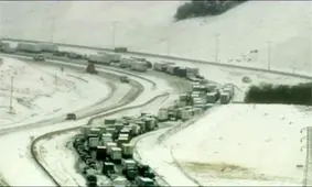 گرفتار شدن صدها خودرو در ترافیک وحشتناک/ برف سنگینی که 5 بزرگراه را فلج کرد + فیلم