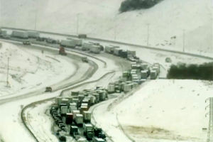 گرفتار شدن صدها خودرو در ترافیک وحشتناک/ برف سنگینی که 5 بزرگراه را فلج کرد + فیلم