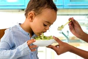 علت و علائم مسمومیت غذایی در کودکان چیست و چگونه درمان می‌شود؟