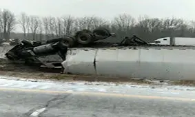 لحظه چپ کردن تریلی هجده چرخ در جاده‌ای یخ زده + فیلم