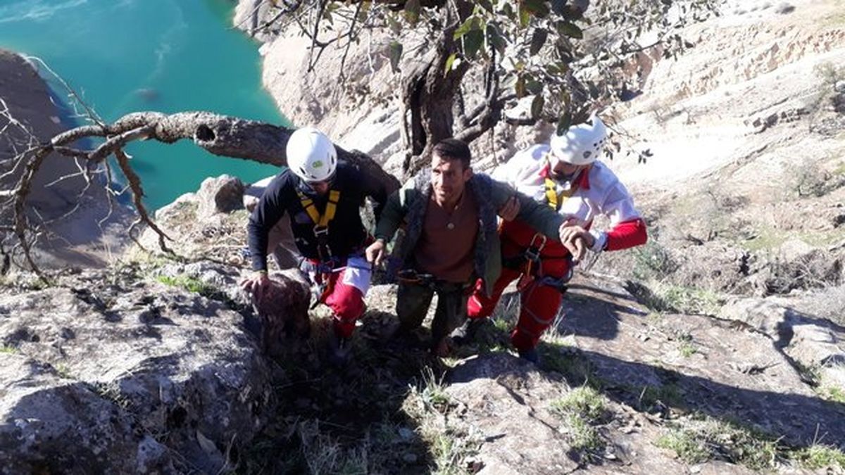 نجاتگران جمعیت هلالاحمر چوپان ۲۶ساله را نجات دادند