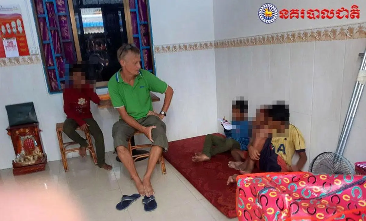 معلم انگلیسی که کودکان کامبوجی را آزار می داد+تصاویر