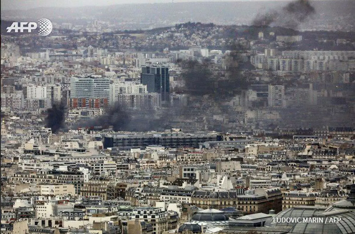 تصویری از آسمان فعلی پاریس در پی درگیری «جلیقه‌زردها» با ماموران پلیس پایتخت فرانسه
