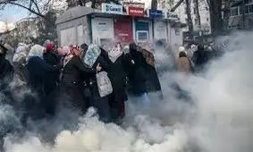 شلیک گاز اشک‌آور به سوی جلیقه زردها توسط پلیس فرانسه