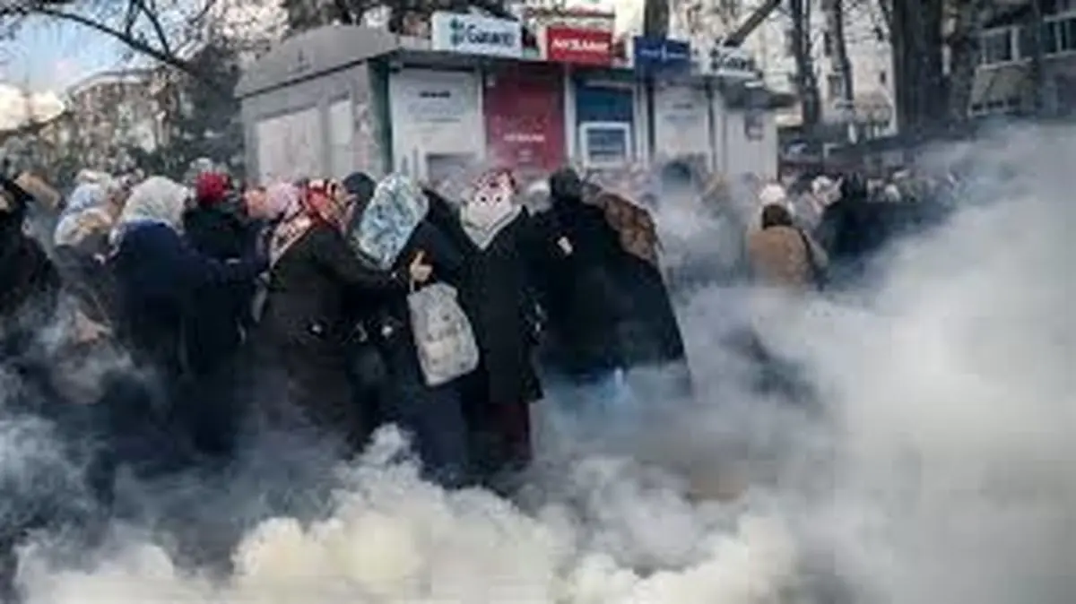 شلیک گاز اشک‌آور به سوی جلیقه زردها توسط پلیس فرانسه