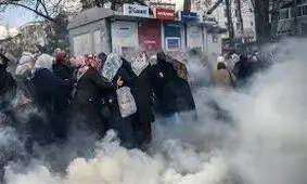 شلیک گاز اشک‌آور به سوی جلیقه زردها توسط پلیس فرانسه