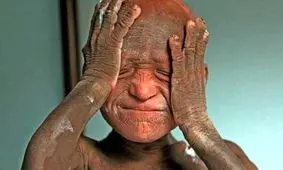 پسری که در حال سنگ شدن است