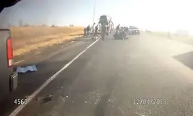 نجات راننده از داخل خودروی در حال سوختن +فیلم