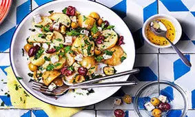 طرز تهیه سالاد سیب زمینی با زیتون و پنیر فتا