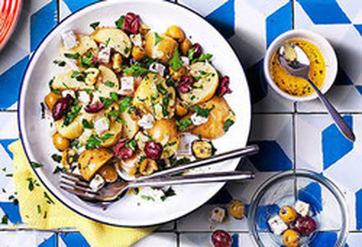 طرز تهیه سالاد سیب زمینی با زیتون و پنیر فتا