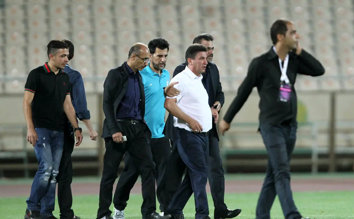 گرد و خاک قلعه‌نویی در رختکن سپاهان