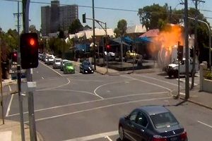 انفجار وحشتناک کامیونت در ملبورن استرالیا + فیلم