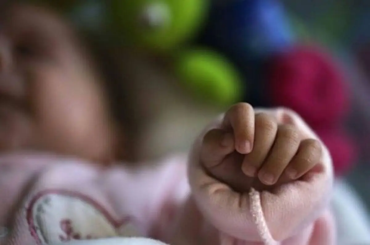 ضرب وشتم کودک 16 ماهه توسط پرستار سنگدل +عکس