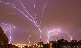شکار لحظه رعد و برق با برج میلاد تهران