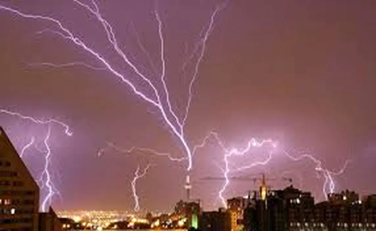 شکار لحظه رعد و برق با برج میلاد تهران