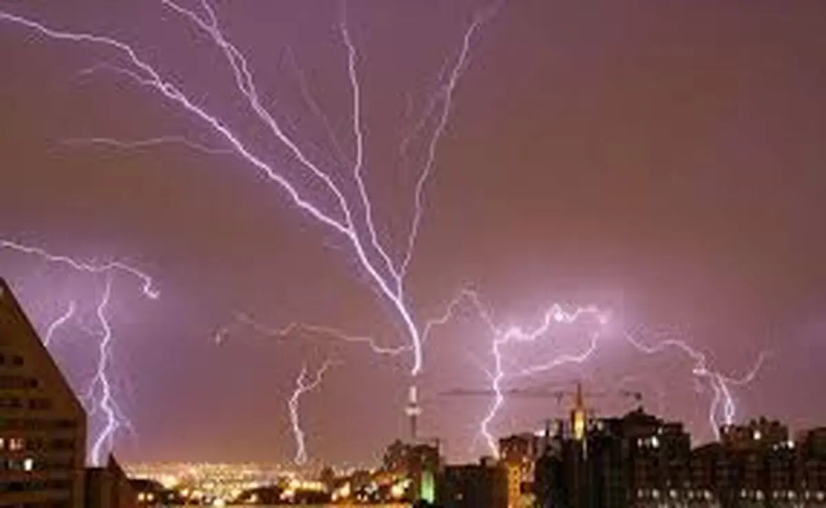 شکار لحظه رعد و برق با برج میلاد تهران