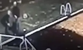 سربه هوایی عابر پیاده کار دستش داد+فیلم