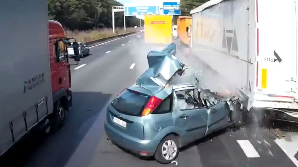 تصادف وحشتناک با خودرو پارک شده در اتوبان +فیلم