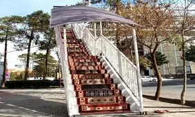 پل عابر پیاده میدان بسیج با طرح گلیم کرمانی مفروش شد