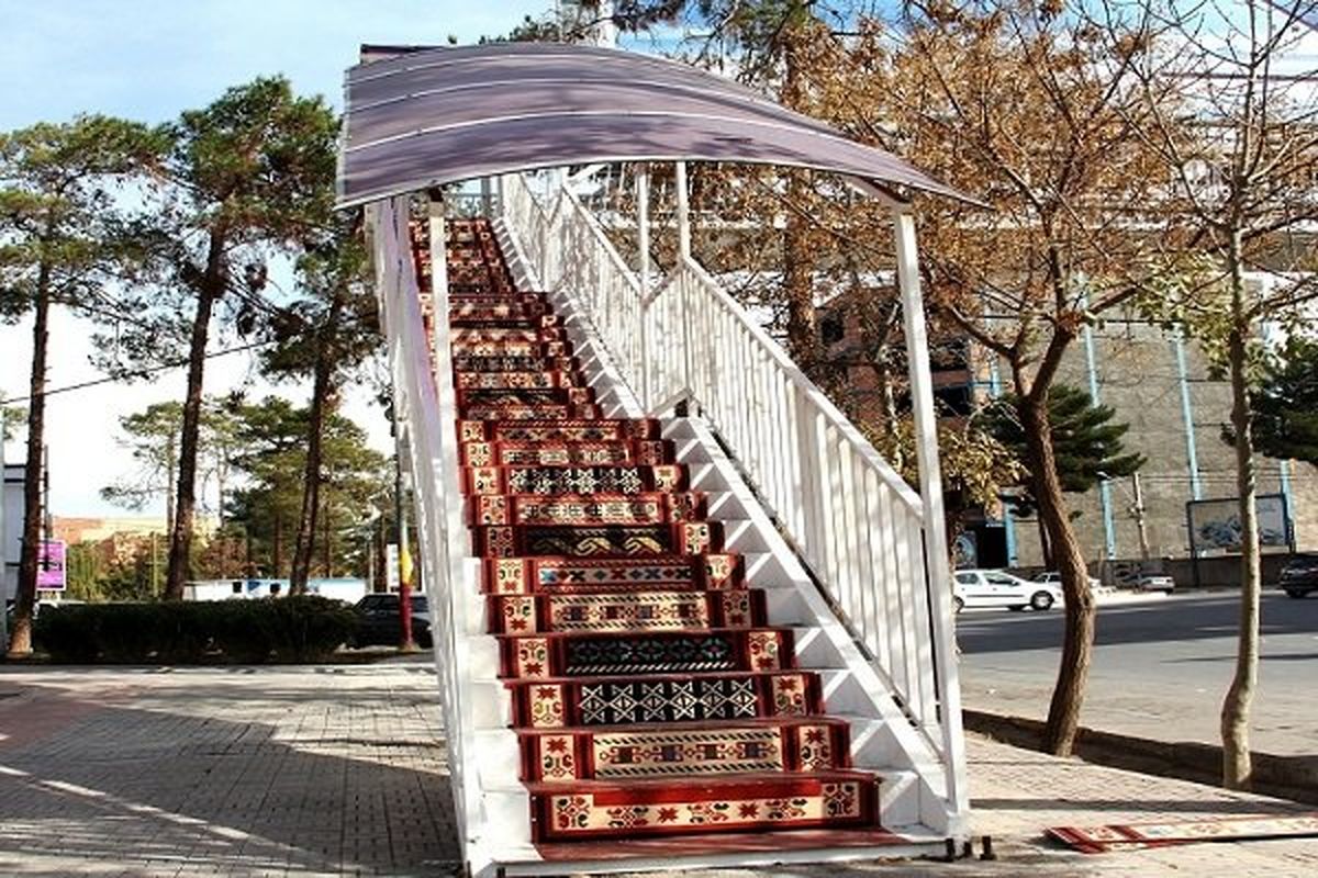 پل عابر پیاده میدان بسیج با طرح گلیم کرمانی مفروش شد
