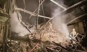 ویدیو هولناک از ریزش آوار و نشست زمین بر سر کارگران