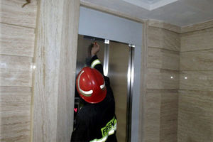 مصدومیت شدید کارگر جوان با سقوط به چاهک آسانسور در ارومیه