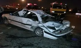 فیلم واژگونی کامیون حامل بار شیشه در مشهد/نجات سرنشینان سواری از زیر چهارتن شیشه