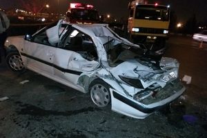 فیلم واژگونی کامیون حامل بار شیشه در مشهد/نجات سرنشینان سواری از زیر چهارتن شیشه