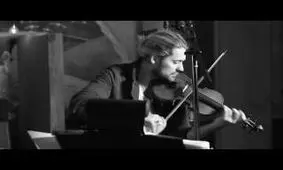 ویدئو/بازنوازی زیبا از گروه کویین توسط دیوید گرت