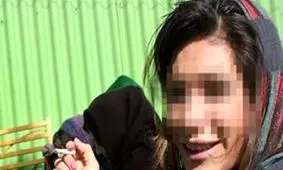 2 دختر تهرانی با لباس پسرانه در سفره خانه ها مشروب سر میزها می بردند!