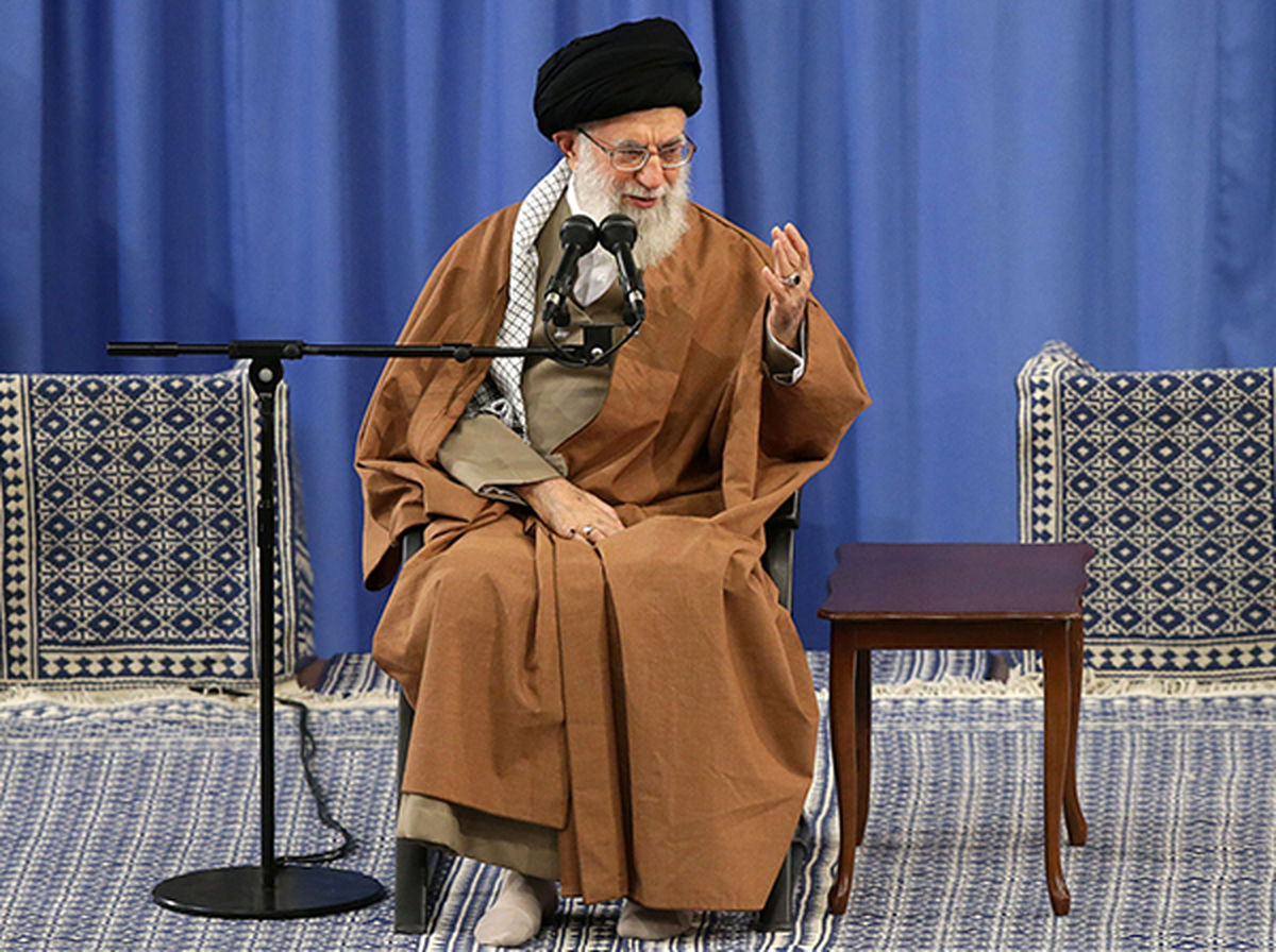 رهبر انقلاب: باید بیدار باشیم، ممکن است نقشه آمریکاییها برای ۹۸ باشد /مسئولان به موضوع تقویت تولید داخلی توجه جدی کنند