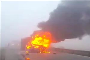 انفجار یک خودرو در تصادف زنجیره جاده اهواز - آبادان