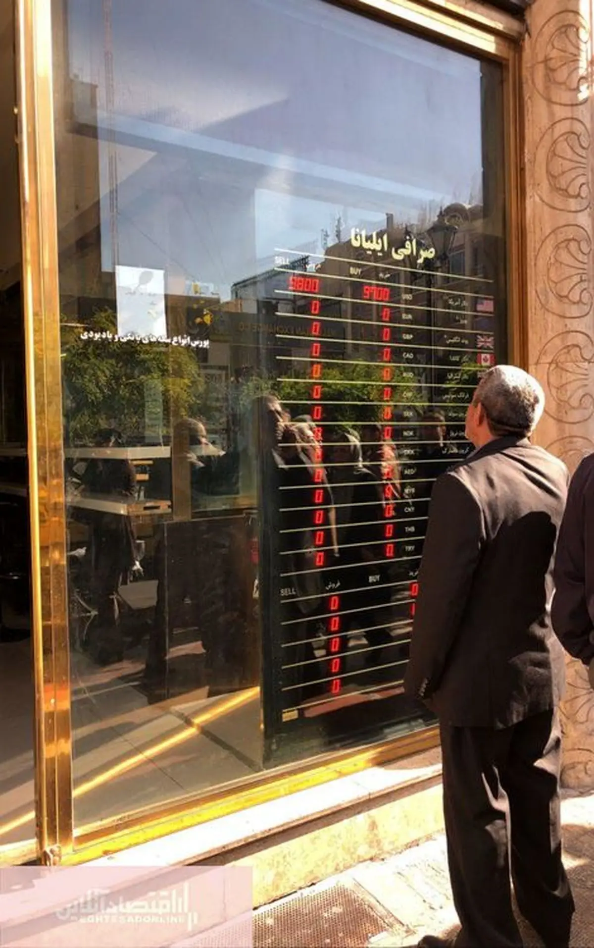 تشکیل صف بزرگ فروش دلار +تصاویر