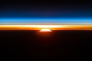عکس طلوع بی‌نظیر خورشید از ایستگاه فضایی بین‌المللی