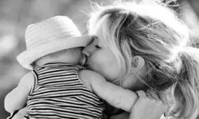 نگهداری مادر 98 ساله از پسر 81 ساله اش در خانه سالمندان! عکس