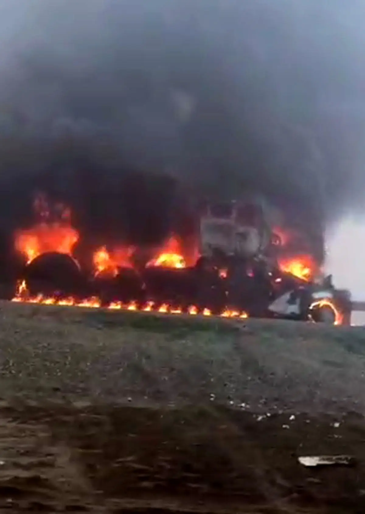 فیلمی جدید‌ از آتش گرفتن تریلی در مه صبح‌گاهی جاده آبادان