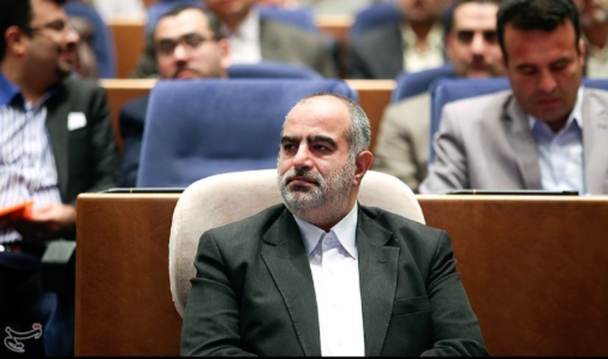 حسام آشنا: روحانی سال ۱۳۹۲ کاندیدای محبوب مردم نبود/او خود را از پایههای نظام میداند/جهانگیری می خواست منشی بازنشستهاش را حفظ کند!/نیلی می گفت کار را بدهید خودم اجرا کنم/نمیخواهد تبعات تصمیمش در ماجرای ارز ۴۲۰۰ را بپذیرد