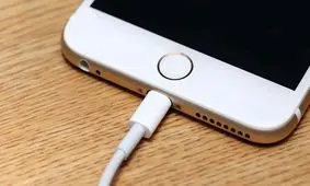 ویدئو/چرا نباید با گوشی در حال شارژ کار کرد؟!