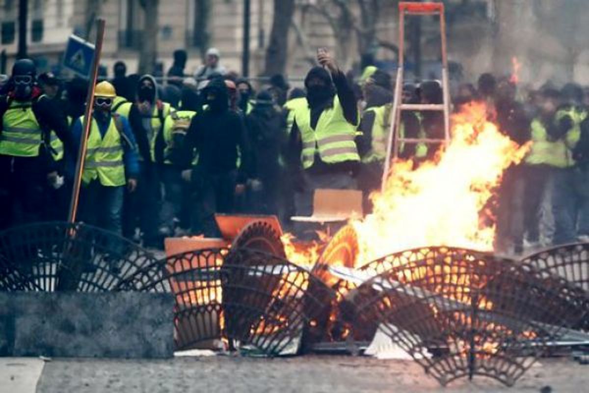 ضرر چند میلیاردی «جلیقه زردها» به اقتصاد فرانسه /تغییر ریل بحران با تیراندازی در استراسبورگ
